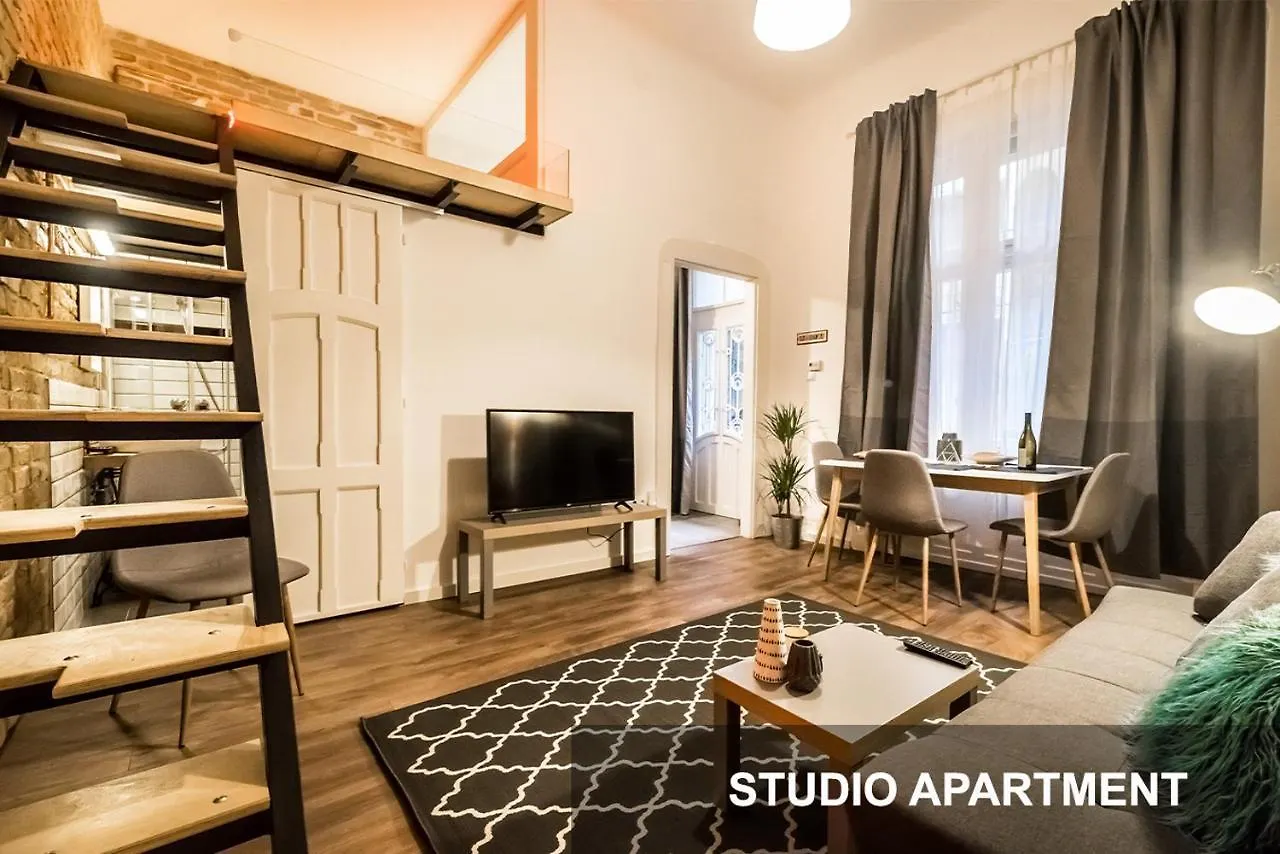 Bpr Whistle Arts Industrial Apartment Budapesta
