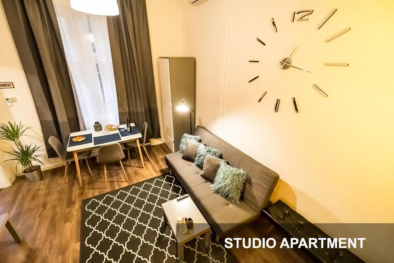 Bpr Whistle Arts Industrial Apartment Budapest